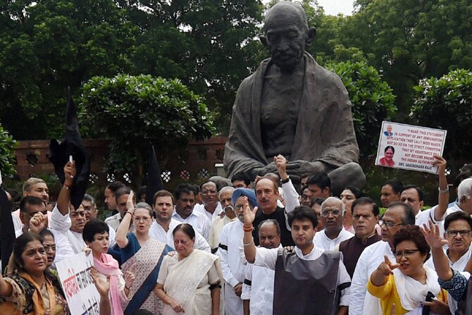 लोकसभेतून कॉंग्रेसच्या २५ खासदारांचे निलंबन करण्यात आल्याचा मंगळवारी पक्षाकडून तीव्र निषेध करण्यात आला. संसदभवन परिसरातील महात्मा गांधींच्या पुतळ्याजवळ कॉंग्रेस अध्यक्षा सोनिया गांधी यांच्या नेतृत्त्वाखाली दोन्ही सभागृहांतील सदस्यांनी धरणे आंदोलन केले. (छाया-पीटीआय)