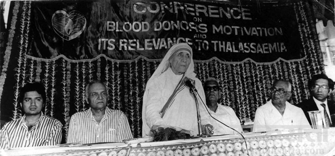 मदर तेरेसा यांच्या भाषणादरम्यान व्यासपीठावर उपस्थित असलेल्या मान्यवरांमध्ये डावीकडून सुरेश नानाभाई नानावटी, पीएम जवेरी, चलनभूज नरसी, सुराभाई सेठ आणि डॉ. नटराज.