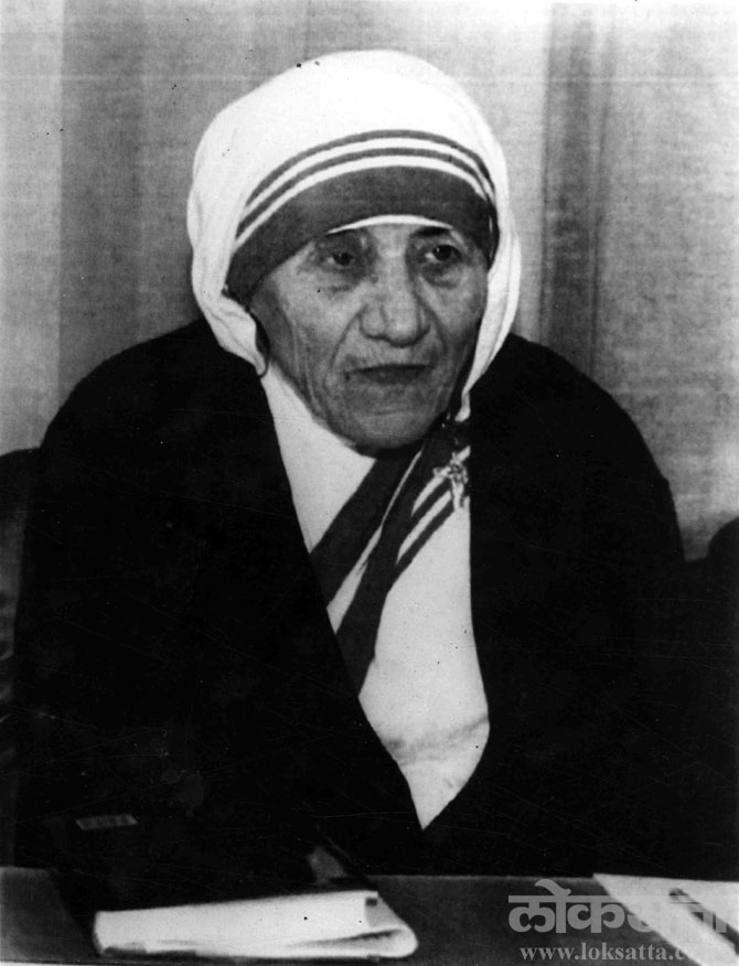 लहानशा अपघाताने एक आठवड्याहून अधिककाळ रुग्णालयात दाखल व्हावे लागले होते. त्यानंतर व्हेटिकॅनॉन येथे पत्रकारपरिषदेत बोलताना मदर तेरेसा.