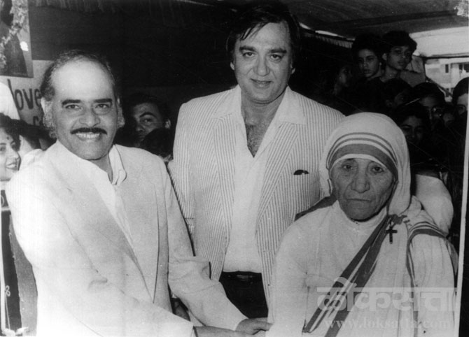 सिनेकलाकार सुलतान अहमद, सुनिल दत्त यांनी मदर तेरेसा यांची भेट घेतली तो क्षण. (छाया - एक्सप्रेस वृत्तसेवा)