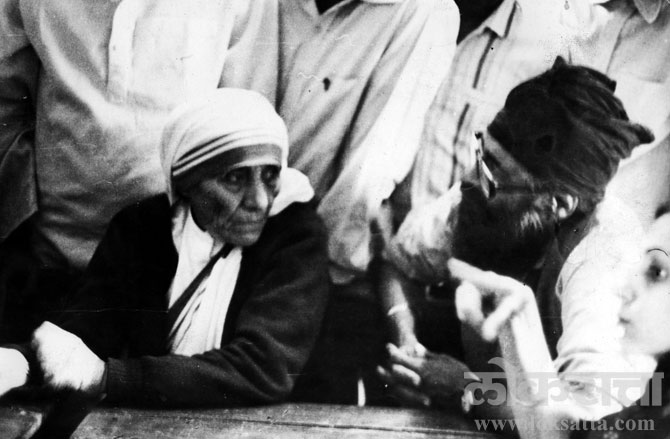 एका शिख निर्वासिताची व्यथा ऐकताना मदर तेरेसा. (छाया - एक्सप्रेस वृत्तसेवा)