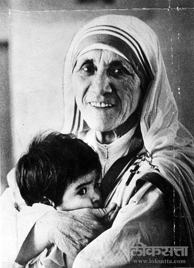 मदर तेरेसा यांच्या जिवनावर आधारीत चित्रित करण्यात आलेल्या वंडरफुल वर्ल्ड ऑफ लव्ह या चित्रपटातून घेतलेले हे छायाचित्र. ( छाया एक्सप्रेस वृत्तसेवा)