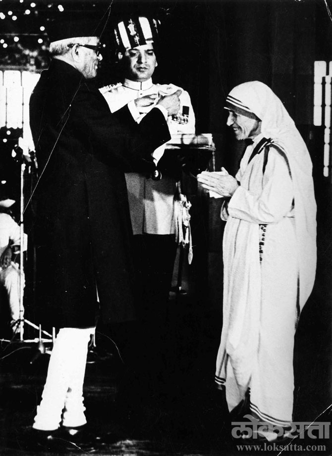 राष्ट्रपती निलम संजीवा रेड्डी मदर तेरेसा यांना भारतरत्न पुरस्कार प्रदान करताना (छाया - एस पॉल)