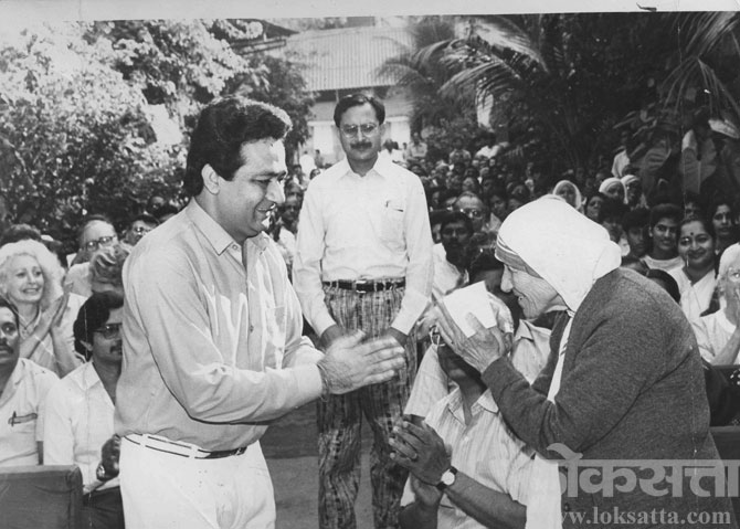 गायक गुलशन कुमार यांनी मदर तेरेसांची भेट घेतली असता गुलशनकुमार यांचे अभिवादन स्विकारताना मदर टेरेसा.