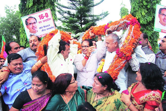 मध्य प्रदेशमध्ये स्थानिक स्वराज्य संस्थांच्या निवडणुकीत रविवारी भाजपने बाजी मारली. त्यानंतर भोपाळ येथे मुखमंत्री शिवराजसिंह चौहान व प्रदेशाध्यक्ष नंदकुमार सिंह यांनी आनंद व्यक्त केला.