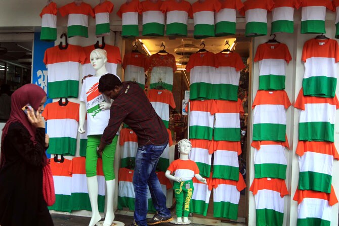 माटुंगा येथील किंग सर्कल येथे एका दुकानात स्वांतत्र्यदिनाच्या पार्श्वभूमीवर तिरंग्याच्या रंगातील टिशर्ट विक्रीस लावण्यात आली आहेत. (छायाः गणेश शिर्सेकर)