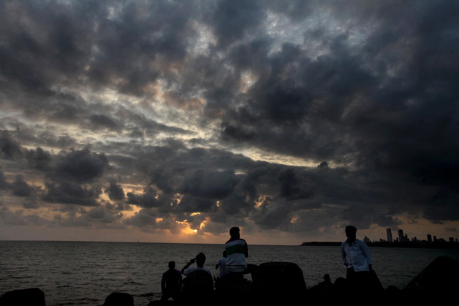 कर्करोगाविरोधात जनजागृती करण्याच्या उद्देशाने तसेच कर्करोगावर मात करणाऱ्यांना अभिवादन करण्यासाठी गिरगाव चौपाटीवर शुक्रवारी छत्र्यांच्या साह्य़ाने कर्करोग विरोधी लढय़ाचे बोधचिन्ह तयार करण्यात आले. (छायाचित्र : गणेश शिर्सेकर)