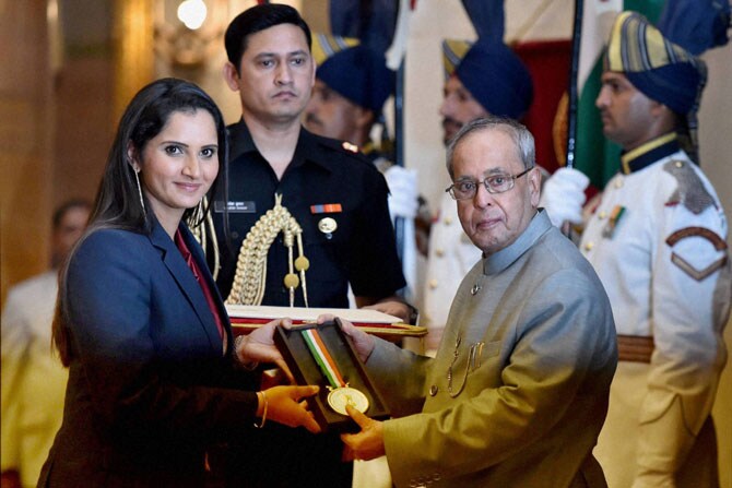 भारताची आघाडीची टेनिसपटू सानिया मिर्झाला शनिवारी राष्ट्रपती भवनात झालेल्या शानदार कार्यक्रमात प्रतिष्ठेचा राजीव गांधी खेलरत्न पुरस्कार देऊन सन्मानित करण्यात आले. (छायाः पीटीआय)