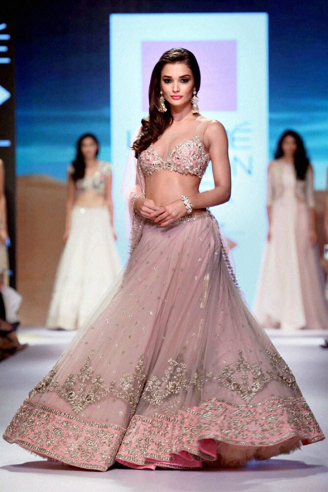 अनुश्री रेड्डी या डिझाइनरसाठी अभिनेत्री अॅमी जॅक्सनने 'लॅक्मे फॅशन विक'च्या रॅम्पवर वॉक केला. लेहेंगा चोलीमध्ये अॅमी जणू बाहुलीचं दिसत होती. (छायाः पीटीआय)