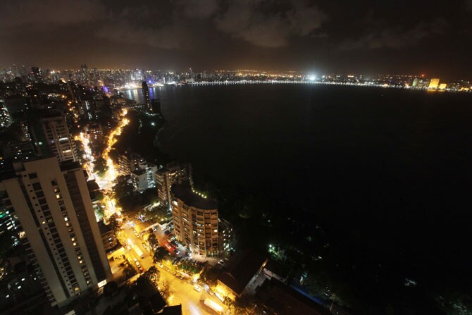 मरीन ड्राइव्हसह विविध ठिकाणी लावलेल्या एलइडी दिव्यांच्या झोतात लकाकून निघालेले मायानगरीचे हे रुप. झोतांमुळे रस्त्यावर जणू प्रकाशाला पूर आला होता. (छायाः वसंत प्रभू)