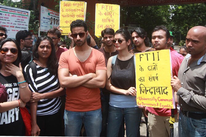 आझाद मैदान तसे गजबजाटाचे ठिकाण. मोर्चे, आंदोलने, सभा, बैठका आदींनी हे मैदान सतत जिवंत असते. त्यामुळे सातत्याने ध्वनिक्षेपकांचा वापर या ठिकाणी केला जातो. मात्र, शुक्रवारी या ध्वनिक्षेपकांनी अंमळ विश्रांती घेतली. (छायाः प्रशांत नाडकर)