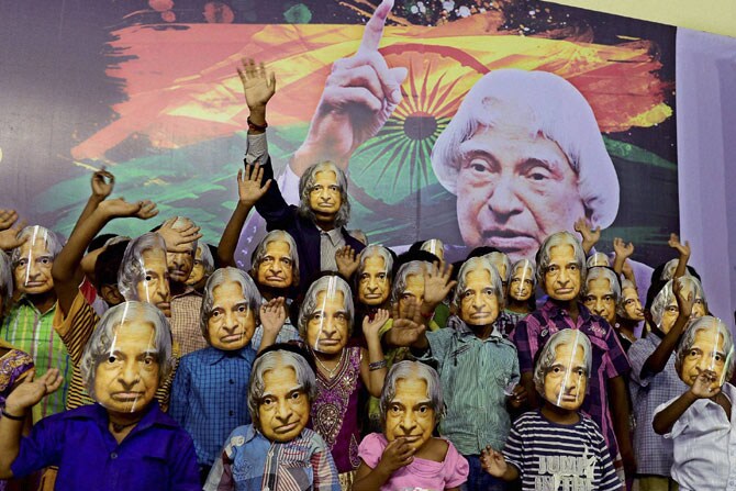 चेन्नईतील शाळकरी मुलांनी शनिवारी माजी राष्ट्रपती कै. अब्दुल कलाम यांच्या चेह-याचे मास्क परिधान करून त्यांना श्रद्धांजली वाहिली. (छायाः पीटीआय)