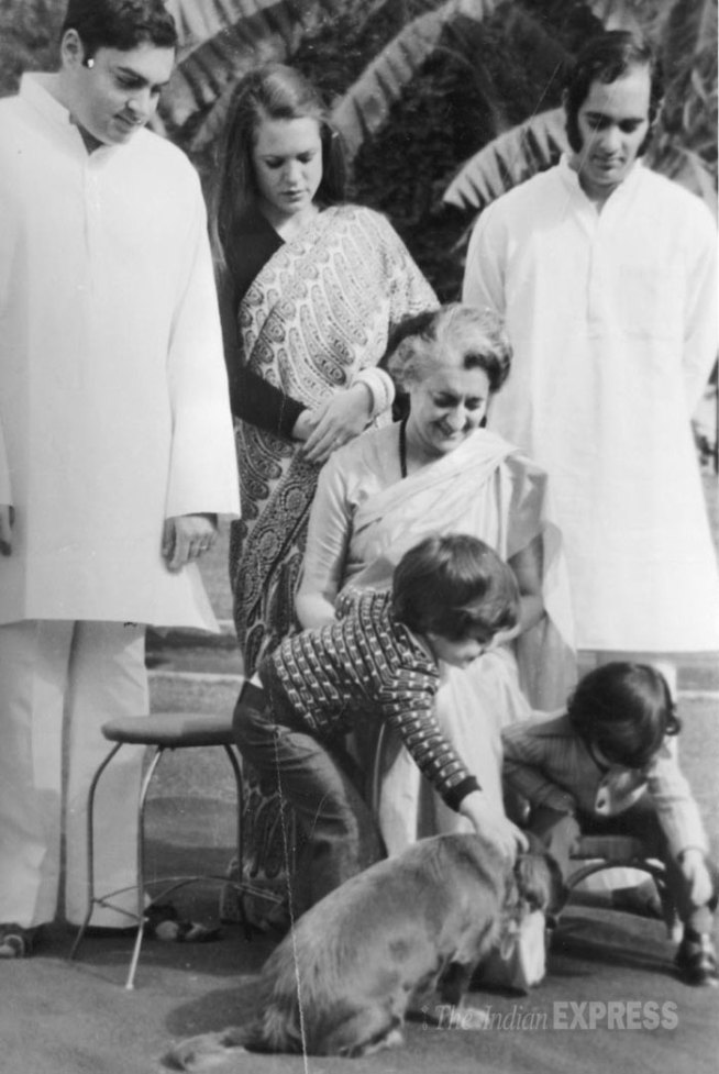 इंदिरा गांधी त्यांची मुले राजीव आणि संजय गांधी यांच्यासोबत. त्यांच्या बाजूला राजीव यांची पत्नी सोनिया गांधी आणि इंदिराजींची नातवंडे प्रियांका आणि राहुल. (एक्सप्रेस अर्काईव्ह फोटो)