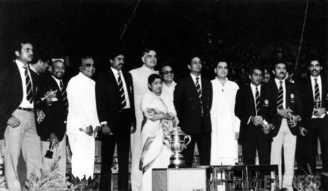 १९८३साली क्रिकेट विश्वचषक जिंकलेल्या भारतीय संघाने राजीव गांधी यांची भेट घेतली होती. यावेळी भारतरत्न लता मंगेशकरसुद्धा उपस्थित होत्या. (एक्सप्रेस अर्काईव्ह फोटो)