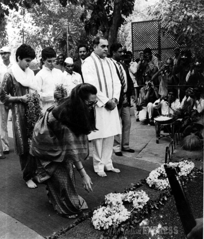 इंदिरा गांधी यांच्या दिल्लीतील समाधीस्थळी श्रद्धांजली वाहण्यासाठी राजीव गांधी आपल्या कुटूंबीयांसमवेत आले असतानाचे १९८६ मधील छायाचित्र. (एक्सप्रेस अर्काईव्ह फोटो)