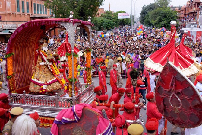 जयपूर येथील त्रिपोला गेट येथे तीज सणानिमित्त काढण्यात आलेली शोभा यात्रा.