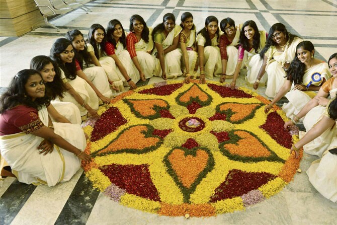 चेन्नईमध्ये ओनम सणानिमित्त विद्यार्थ्यांनी महाविद्यालयाच्या आवारात सजविलेली 'पुकलम' ही फुलांची रांगोळी. (छाया- पीटीआय)