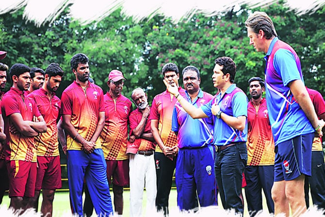 हैदराबाद येथे एका प्रमोशनल कार्यक्रमाला उपस्थित असताना मास्टर ब्लास्टर सचिन तेंडुलकरने सेल्फी टीपला.(पीटआय)