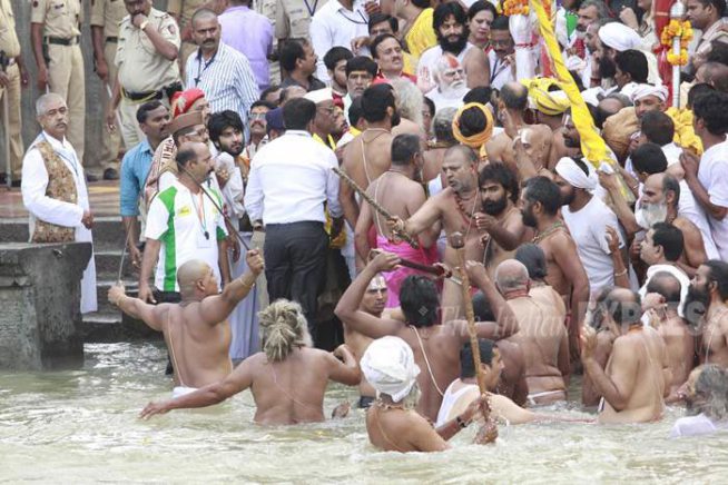 कुंभमेळाः शाहीपर्वास मंगलमय प्रारंभ…