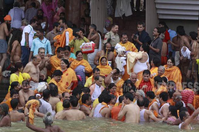 सिंहस्थ कुंभमेळ्याच्या पहिल्या पर्वणी शाहीस्नानाला आज पहाटे गोदावरीच्या तिरावर सुरुवात झाली. ब्रह्ममुहूर्तावर सकाळी ४ वाजून १६ मिनिटांनी जुना, अग्नी आणि आवाहन आखाड्याचे साधू-महंतांनी प्रथम शाहीस्नान केले.