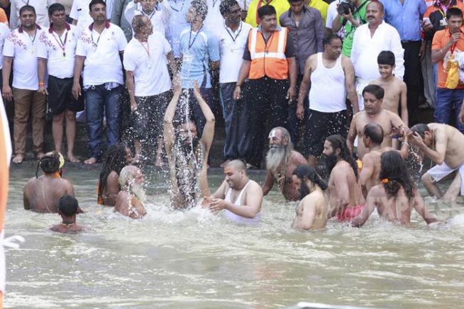 त्र्यंबकक्षेत्री कुशावर्त तीर्थावर साधू-महंतांचे पहिले शाहीस्नान शांततेत आणि निर्विघ्नपणे पार पडले असून नाशिकमधील रामकुंडावर आठच्या सुमारास असाच कार्यक्रम पार पडेल.