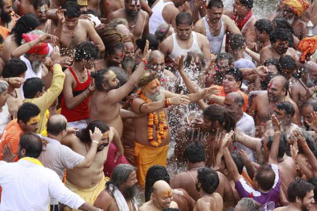 सिंहस्थासाठी देशभरातील साधू, संत आणि महंत यांचा मुक्काम असलेल्या साधुग्राम व तपोवनाचे सगळ्यांच्याच मनामध्ये कुतूहल असल्याने हा परिसर पाहण्यासाठी व विविध मंदिरात जाऊन दर्शन घेण्यासाठी भाविकांची अलोट गर्दी झाली आहे.