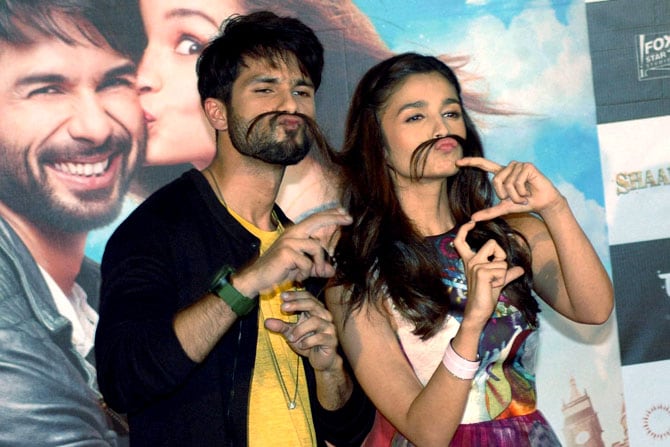 आगामी 'शानदार' चित्रपटाच्या प्रसिध्दीसाठी अभिनेता शाहिद कपूर आणि अभिनेत्री आलिया भट मुंबईत एका कार्यक्रमात एकत्र आले होते. (छाया - पीटीआय)
