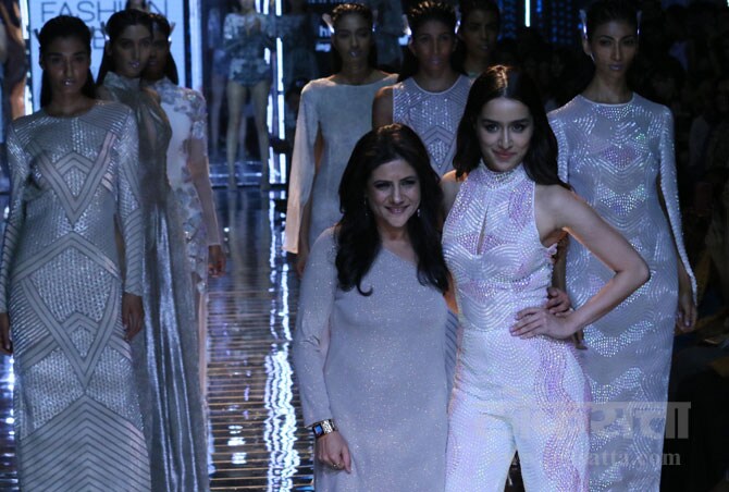 'आशिकी २' चित्रपटाने प्रसिद्धी आलेली अभिनेत्री श्रद्धा कपूरने लॅक्मे फॅशन विक २०१५ च्या रॅम्पवर वॉक केला. नम्रता जोशीपुरा या डिझायनरने डिझाइन केलेल्या जम्पसूटमध्ये श्रद्धाच्या विविध अदा रॅम्पवर पाहावयास मिळाल्या. (छायाः अमित चक्रवर्ती)