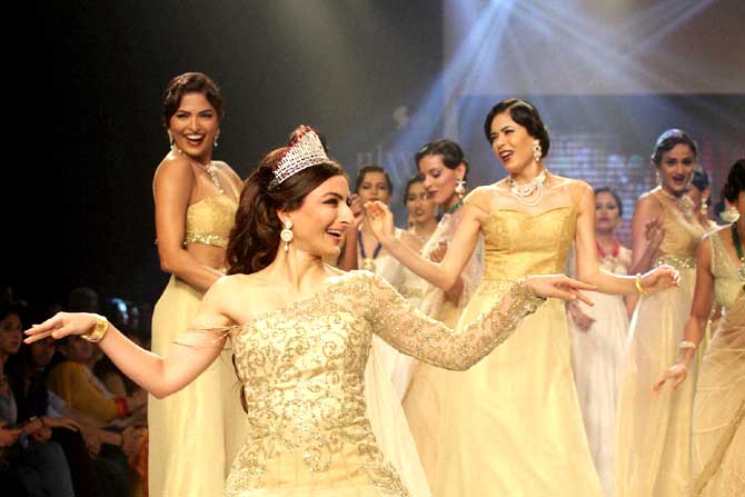 'आंतरराष्ट्रीय ज्वेलरी वीक'च्या निमित्ताने मुंबईत आयोजित एका शोमध्ये अभिनेत्री सोहा अली खान हिने रॅम्प वॉक केले. (छाया - पीटीआय)