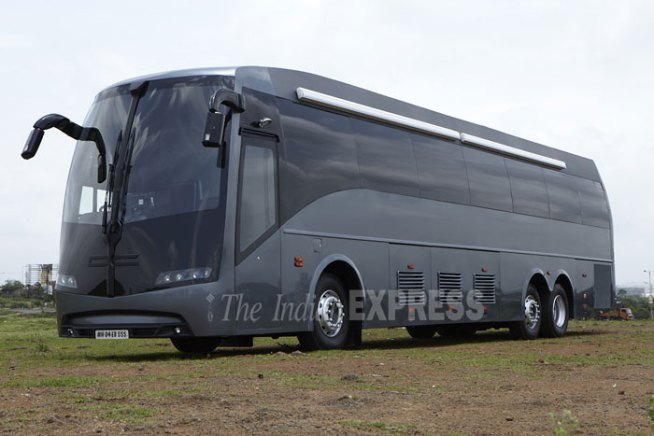 सेलिब्रिटींकडे स्वतःची खासगी व्हॅनिटी व्हॅन असणे आता तशी पाहता खूप सामान्य गोष्ट झाली आहे. पण बॉलीवूड बादशाहा शाहरुखच्या व्हॅनिटी पाहण्याची संधी कशी दवडून चालेल.