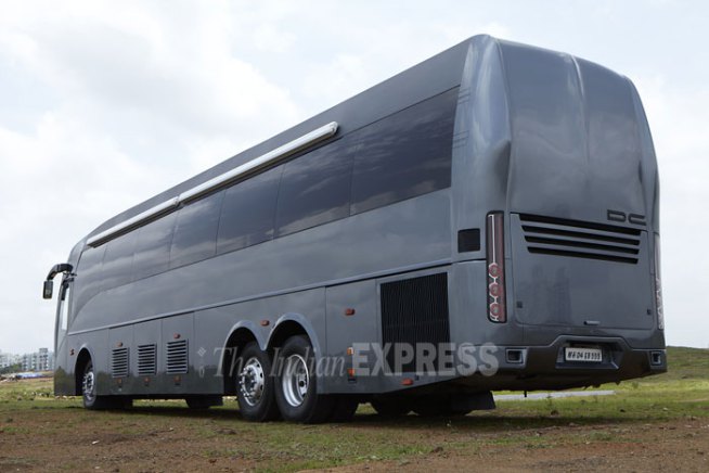 एका महागड्या व्हॅनिटी व्हॅनचा मालक आहे बॉलिवूडचा किंग खान शाहरुख. तब्बल चार कोटी किंमतीची ही शाहरुखची खास व्हॅनिटी व्हॅन दिलीप छाबडिया यांनी डिझाईन केली आहे.