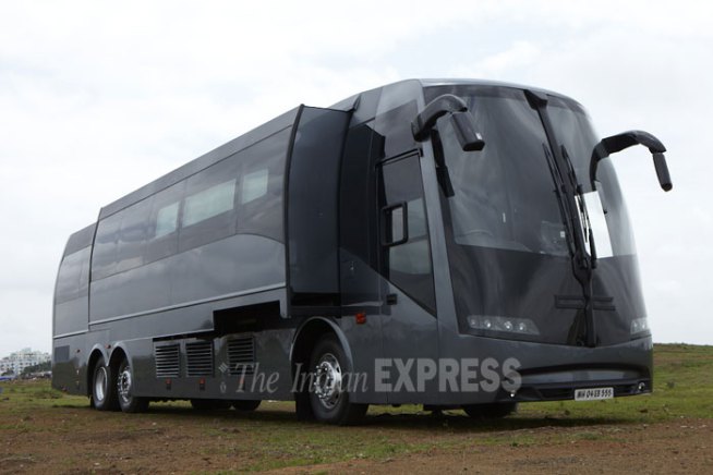 शाहरुखच्या या लक्झरी व्हॅनिटी व्हॅनची किंमत चार कोटी रुपये इतकी आहे. शुटिंगदरम्यान शाहरुख या व्हॅनिटी व्हॅनचा उपयोग करतो. या व्हॅनिटी व्हॅनमध्ये अत्याधुनिक सुखसुविधा उपलब्ध आहेत.