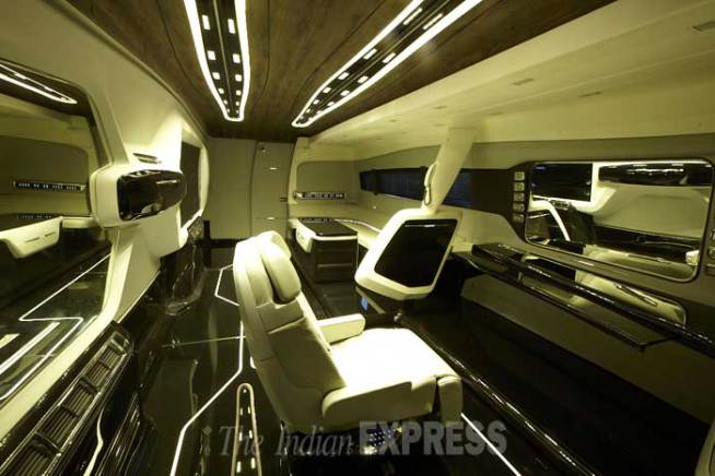 या व्हॅनचा तळभाग हा काचेचा असून वरच्या भागासाठी लाकडाचा उपयोग करण्यात आला आहे. यात विशेष मेक-अप चेअर, कपडे ठेवण्यासाठी वॉरड्रॉब, पॅन्ट्री, शय्यागृह, शॉवर अशा सुविधा आहेत.