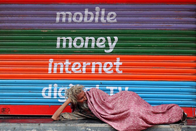 मुंबईतील माहिम परिसरात एका दुकानाच्या शटरच्या पार्श्वभूमीवर टिपलेले छायाचित्र. (छाया - प्रशांत नाडकर)