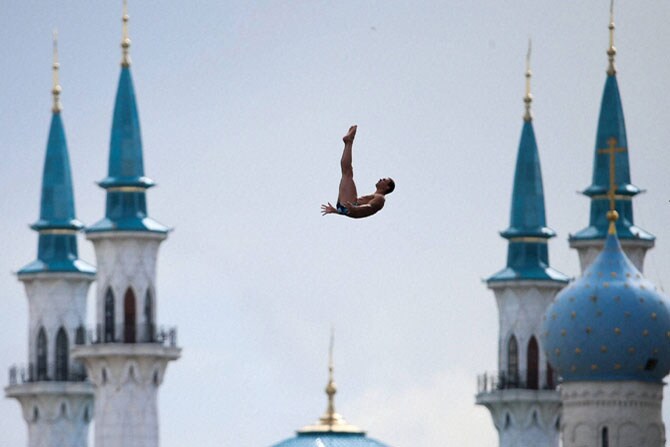 रशियामध्ये सुरू असलेल्या जागतिक जलतरण स्पर्धेत चेक रिपब्लिकचा जलतरणपटू २७ मीटर उंच डाईव्ह प्रकारात सादरीकरण करत असताना टीपलेले छायाचित्र. (पीटीआय)