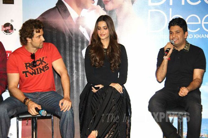 हृतिक व सोनम सोबत व्हिडिओचे निर्माते भुषण कुमार , प्रसामाध्यमांशी संवाद साधताना.