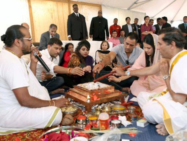 महेंद्रसिंग धोनीने सिद्धिविनायक मंदिरात सपत्नीक पुजाअर्चा देखील केली. (छाया- फेसबुक)