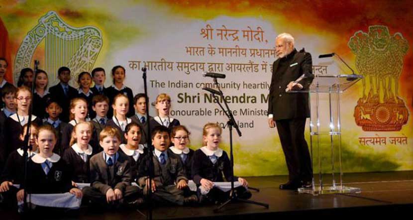 पंतप्रधान नरेंद्र मोदी यांचे आयर्लंडमधील डब्लिन येथे बुधवारी एक दिवसाच्या दौऱ्यासाठी आगमन झाले. तेथील भारतीय समुदायाने आयोजित केलेल्या कार्यक्रमामध्ये मुलांकडून सामूहिक गीत सादर करण्यात आले. (पीटीआय)