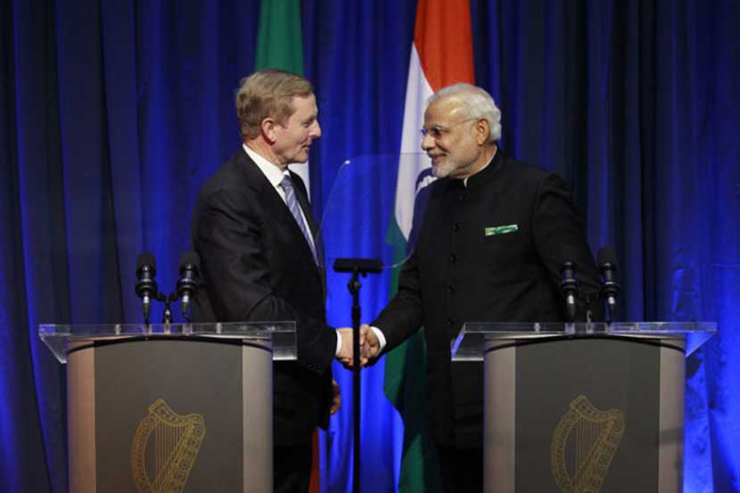 पंतप्रधान नरेंद्र मोदी यांचे आयर्लंडमधील डब्लिन येथे बुधवारी एक दिवसाच्या दौऱ्यासाठी आगमन झाले. आयर्लंडचे पंतप्रधान एंडा केनी आणि मोदी संयुक्त पत्रकार परिषदेपूर्वी हस्तांदोलन करताना. (पीटीआय)
