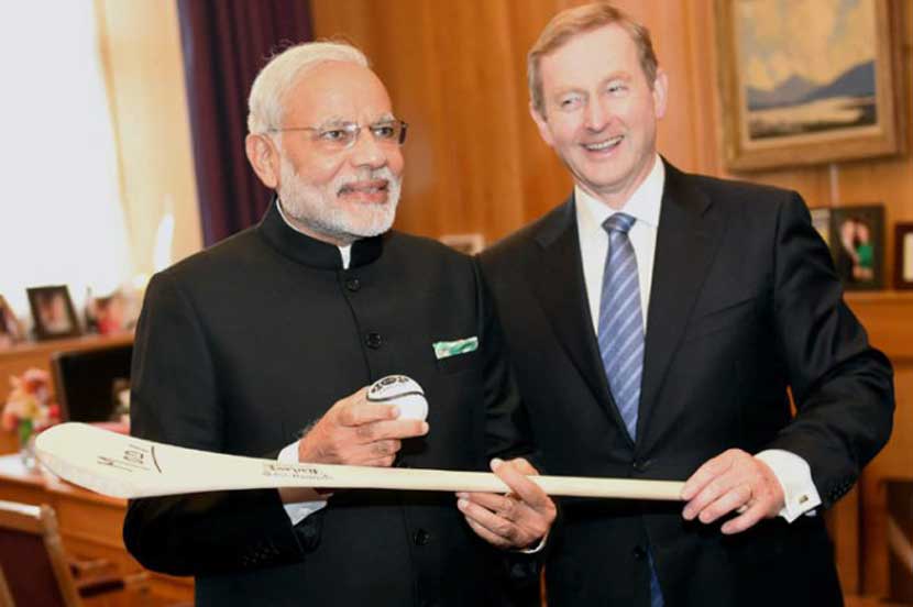 पंतप्रधान नरेंद्र मोदी यांचे आयर्लंडमधील डब्लिन येथे बुधवारी एक दिवसाच्या दौऱ्यासाठी आगमन झाले. आयर्लंडचे पंतप्रधान एंडा केनी यांनी तेथील प्रसिद्ध हर्लिंग बॅट आणि बॉल त्यांना भेट दिला. (पीटीआय)