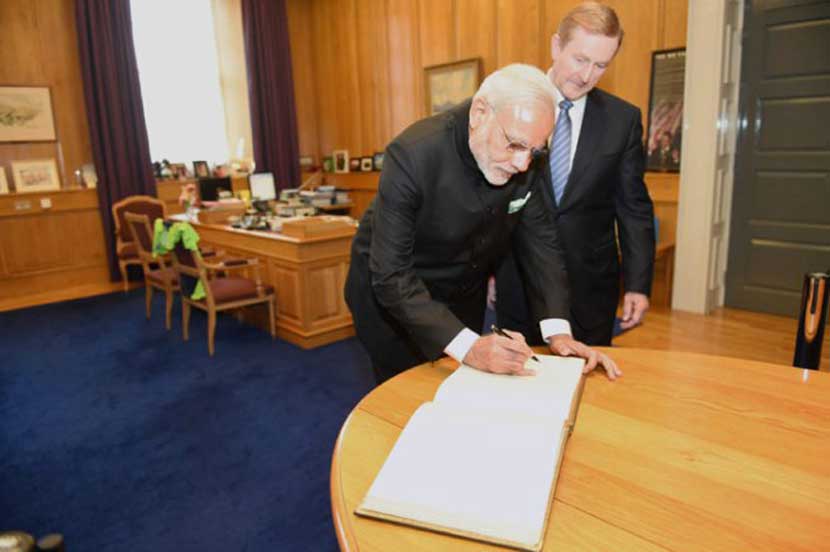 पंतप्रधान नरेंद्र मोदी यांचे आयर्लंडमधील डब्लिन येथे बुधवारी एक दिवसाच्या दौऱ्यासाठी आगमन झाले. आयर्लंडचे पंतप्रधान एंडा केनी यांनी सहकाऱ्यांसमवेत त्यांचे स्वागत केले. (पीटीआय)