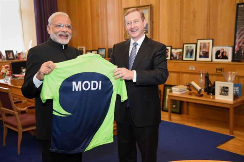 पंतप्रधान नरेंद्र मोदी यांचे आयर्लंडमधील डब्लिन येथे बुधवारी एक दिवसाच्या दौऱ्यासाठी आगमन झाले. आयर्लंडचे पंतप्रधान एंडा केनी यांनी मोदींचे नाव लिहिलेला जर्सी त्यांना भेट म्हणून दिला. (पीटीआय)