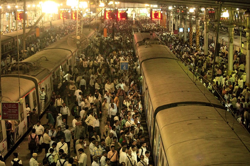 मध्य रेल्वेची वाहतूक कोलमडली; वीजेअभावी गाड्यांमधील लाईट आणि पंखे बंद