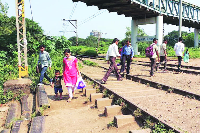 कल्याण पूर्वेतील स्कायवॉक गेल्या आठ वर्षांपासून बांधण्याचे काम केले जात असले तरी ते अद्याप पूर्ण होऊ शकलेले नाही. 