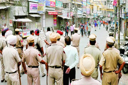 पवित्र धार्मिक ग्रंथाच्या विटंबनेचा निषेध करण्यासाठी पंजाबमध्ये ठिकठिकाणी आंदोलन सुरू आहे.