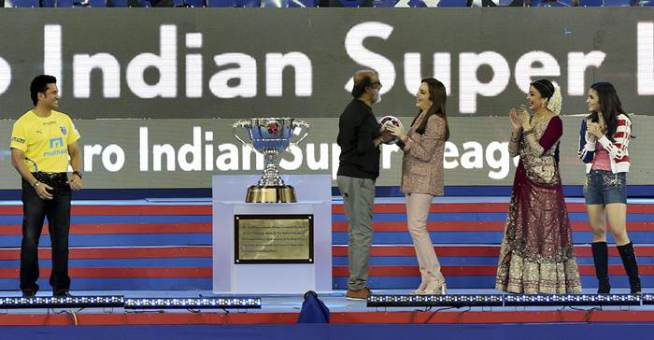 ‘इंडियन सुपर लीग २’च्या उदघाटनाला बच्चन कुटुंबिय