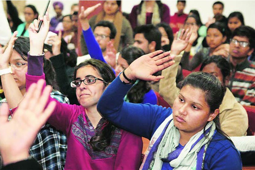 २८५ विद्यार्थ्यांकडे पसे नसल्यामुळे त्यांना परीक्षा शुल्क भरता आले नाही. 