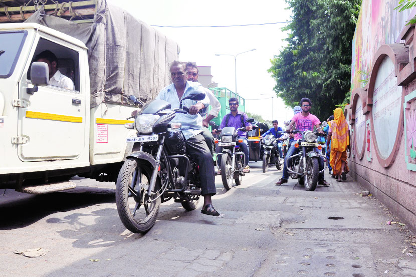 पंचवटीत निमाणी बस स्थानकाजवळील सेवाकुंजसमोरील अतिउंच गतिरोधक