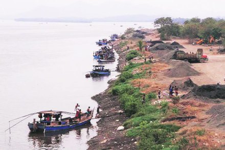 नागपूर विभागात २०१५-१६ या वर्षांत एकूण १०,७९४ प्रकरणाची नोंद झाली असून यापैकी फौजदारी प्रकरणांची संख्या ५०२ आहे. 