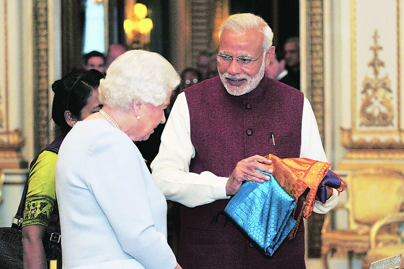 तीन दिवसांच्या ब्रिटन दौऱ्याच्या दुसऱ्या दिवशी, शुक्रवारी पंतप्रधान नरेंद्र मोदी यांनी बकिंगहॅम राजप्रासादात महाराणी एलिझाबेथ द्वितीय यांची भेट घेतली. यावेळी त्यांनी महाराणीला साडी भेट दिली.